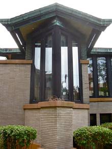 архитектурное решение эркера с витражным остеклением 